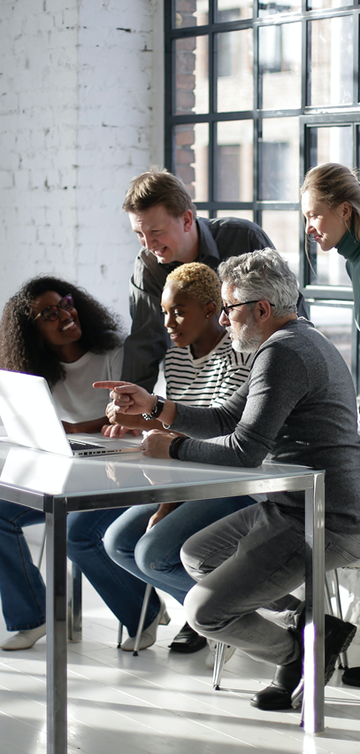 Equipe em reunião de consultoria contábil